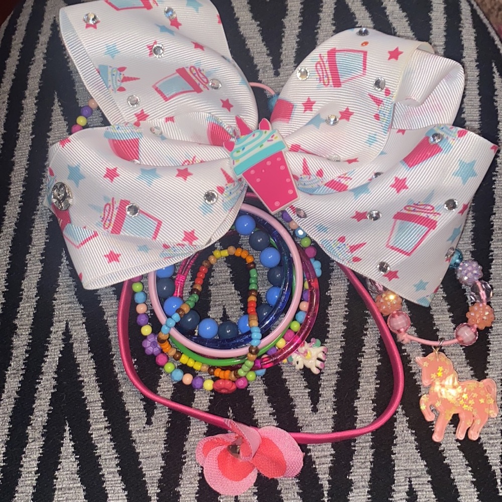 Girls jewelry and bow lot